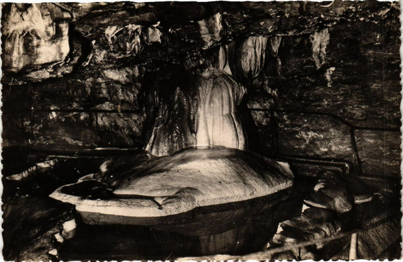 Carte postale ancienne Les Grottes de la Balme - La Grande Fontaine à Fontaine