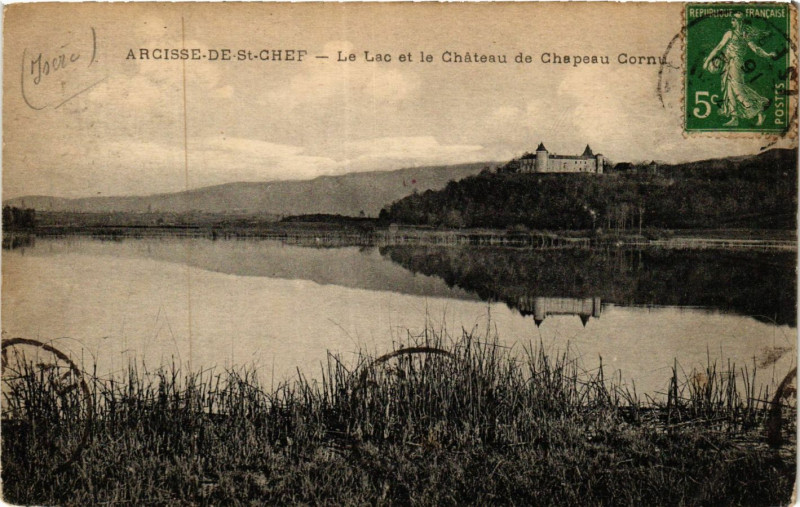 Carte postale ancienne Arcisse-de-Saint-Chef - Le Lac et le Chateau de Chapeau Cornu à Saint-Chef