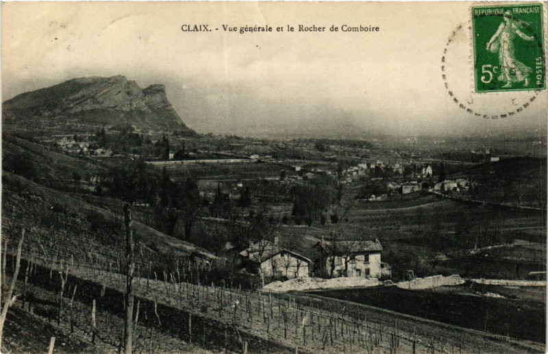 Carte postale ancienne Claix - Vue générale et le Rocher de Comboire à Claix