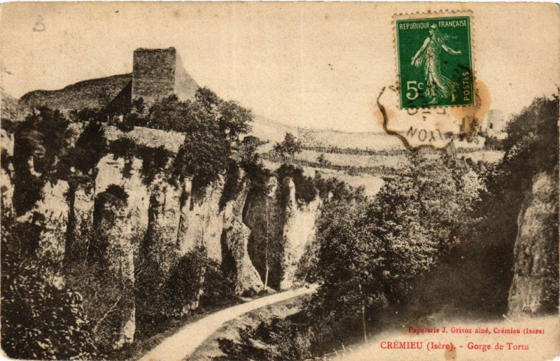Carte postale ancienne Cremieu - Gorge de Tortu à Crémieu