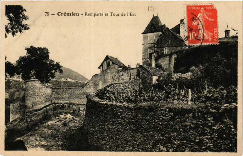Carte postale ancienne Cremieu - Remparts et Tour de l'Est à Crémieu