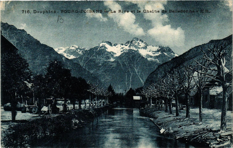 Carte postale ancienne Dauphiné - Bourg d'Oisans - La Rive et la Chaine de Belledonne