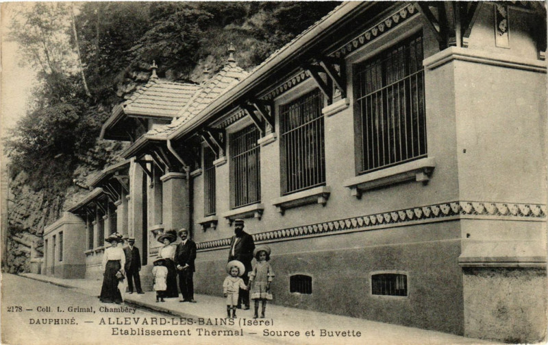 Carte postale ancienne Allevard-les-Bains - Etablissement Thermal - Source et à Allevard