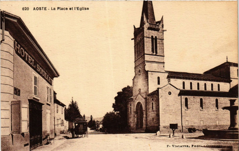 Carte postale ancienne Aoste - La Place et l'Eglise à Aoste