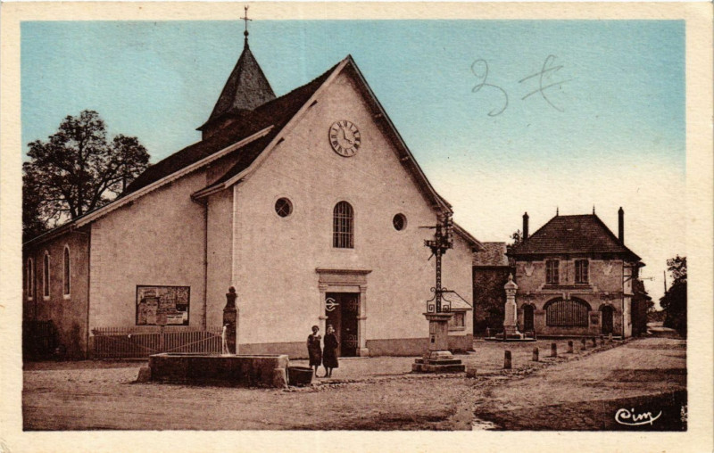 Carte postale ancienne Apprieu - Place de l'Eglise - La Poste-Le Monumnet aux Morts à Apprieu