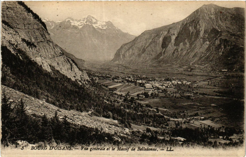 Carte postale ancienne Bourg-d'Oisans - Vue générale etleMassif de Belledonne
