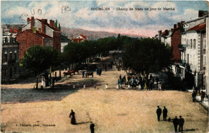 Carte postale ancienne Bourgoin - Champ de Mars un jour de Marche