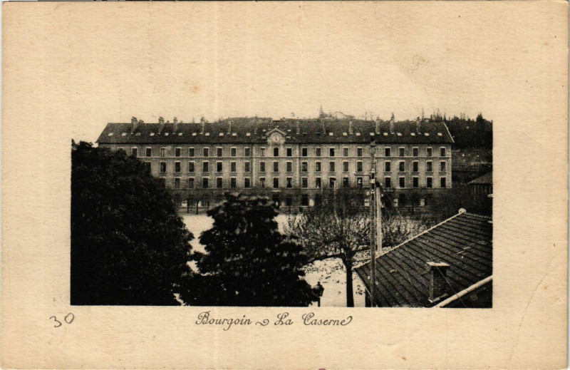 Carte postale ancienne Bourgoin - La Caserne