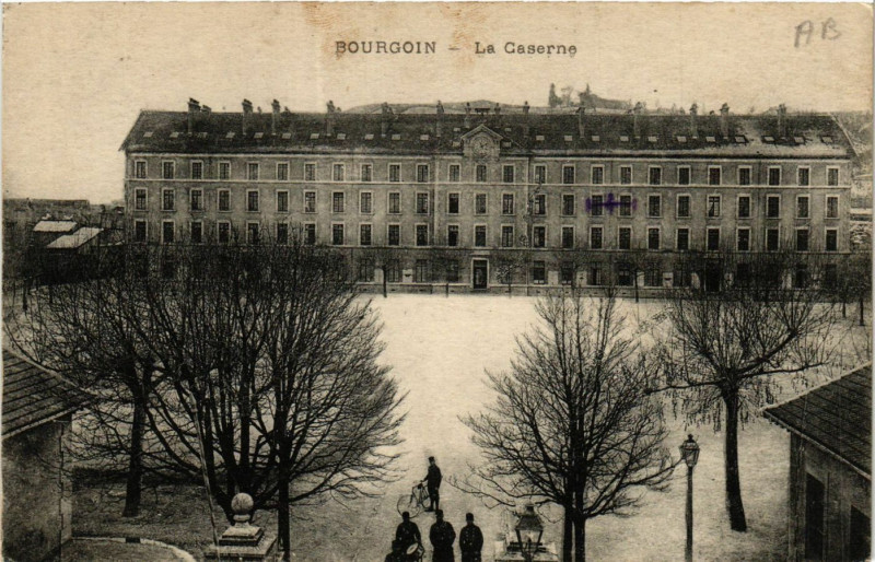 Carte postale ancienne Bourgoin - La Caserne