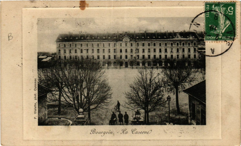 Carte postale ancienne Bourgoin - La Caserne