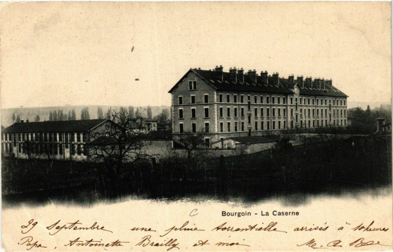 Carte postale ancienne Bourgoin - La Caserne