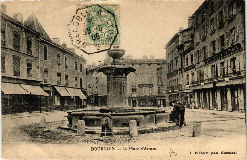 Carte postale ancienne Bourgoin - La Place d'Armes