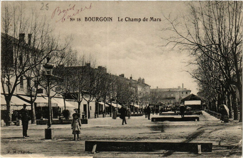 Carte postale ancienne Bourgoin - Le Champ de Mars