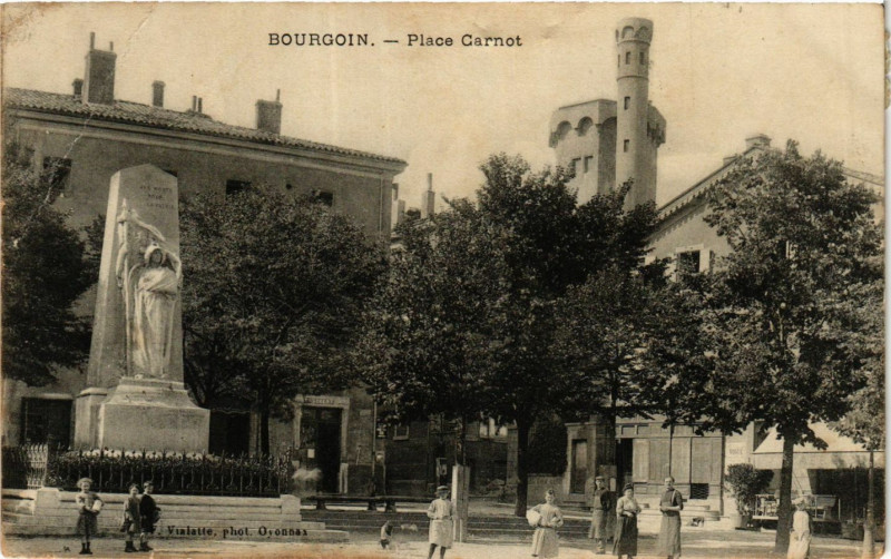 Carte postale ancienne Bourgoin - Place Carnot