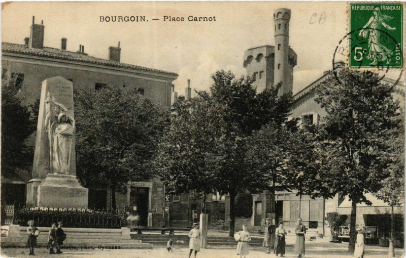 Carte postale ancienne Bourgoin - Place Carnot