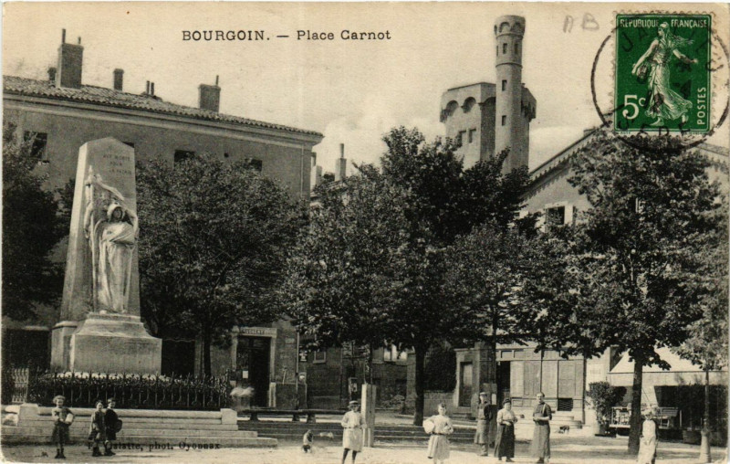 Carte postale ancienne Bourgoin - Place Carnot