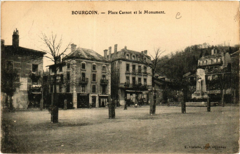 Carte postale ancienne Bourgoin - Place Carnot et le Monument
