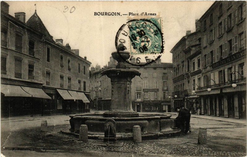 Carte postale ancienne Bourgoin - Place d'Armes