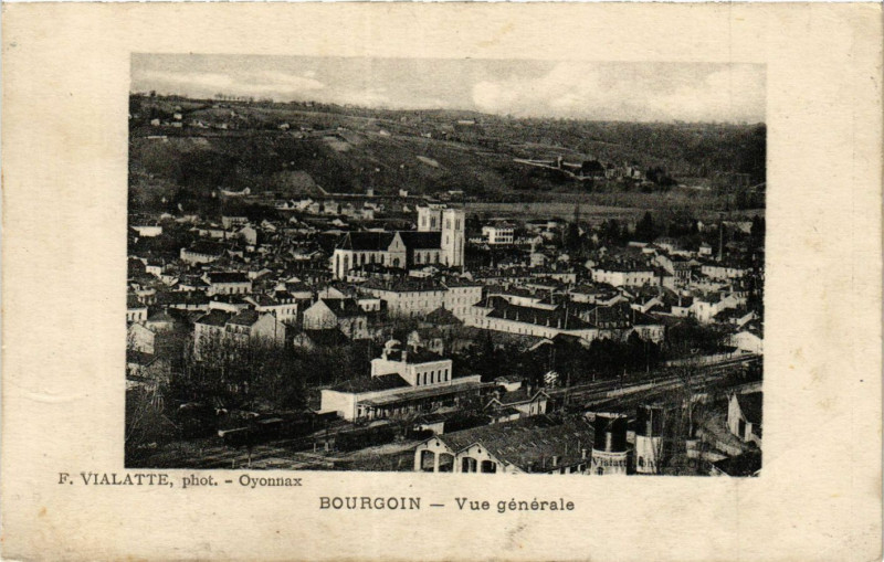 Carte postale ancienne Bourgoin - Vue générale