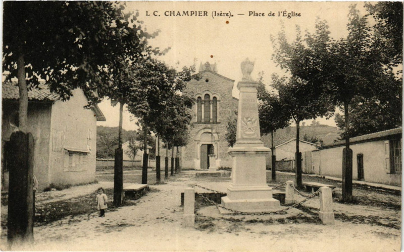 Carte postale ancienne Champier - Place de l'Eglise à Champier