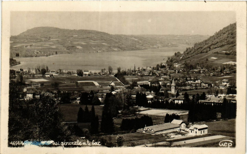 Carte postale ancienne Charavines. Vue générale et le Lac à Charavines