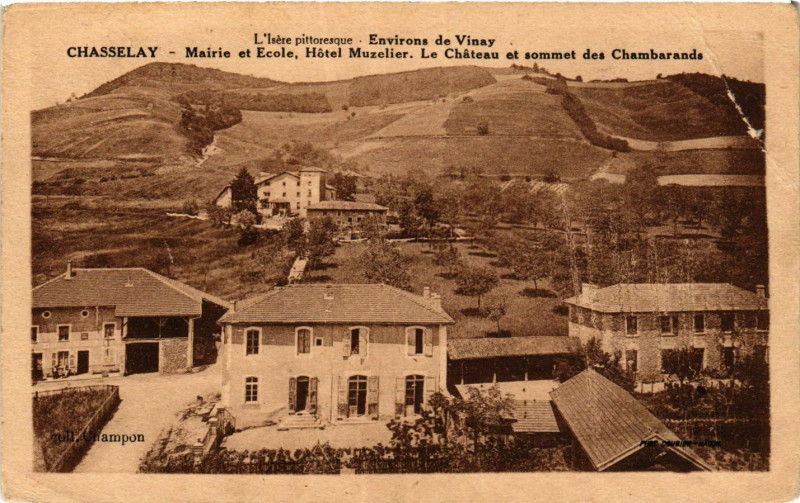 Carte postale ancienne Chasselay - Mairie et Ecole Hotel Muzelier. Le Chateau et sommet à Chasselay