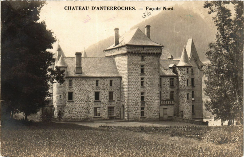 Carte postale ancienne Chateau d'Anterroches - Facade Nord à Roche
