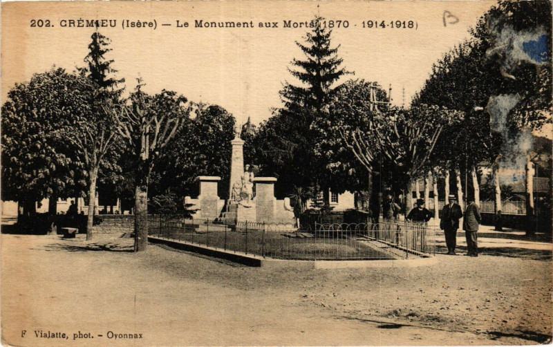 Carte postale ancienne Cremieu - Le Monumnet aux Morts 1870 (1914-1918) à Crémieu