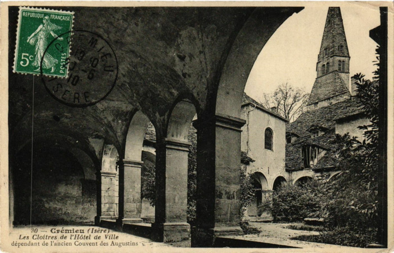 Carte postale ancienne Les Cloîtres de l'Hôtel de Ville à Crémieu