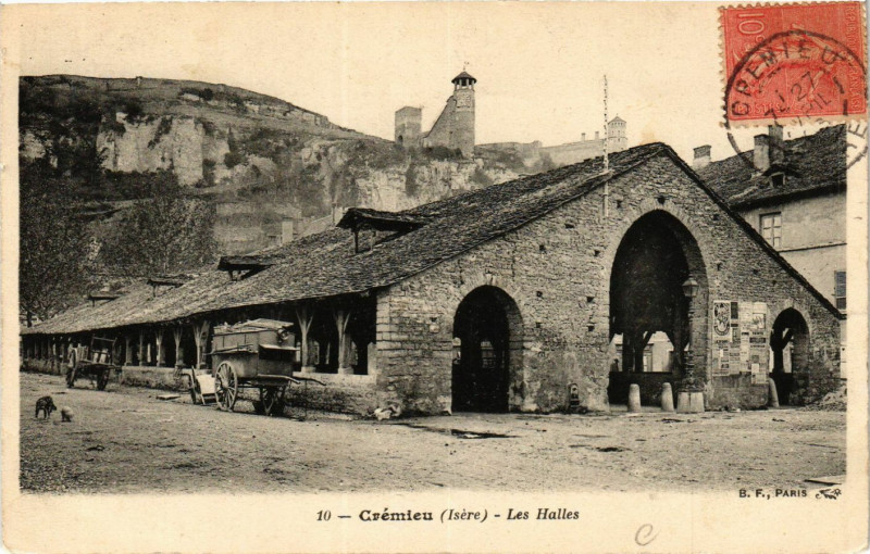 Carte postale ancienne Cremieu - Les Halles à Crémieu