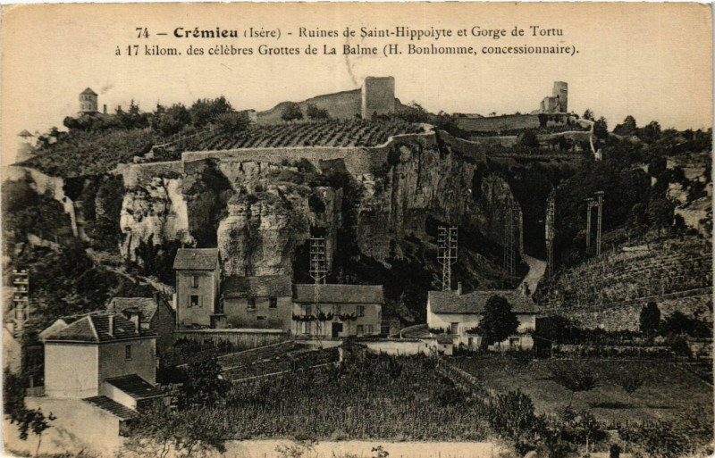 Carte postale ancienne Cremieu - Ruines de St-Hippolyte et Gorge de Tortu à Crémieu
