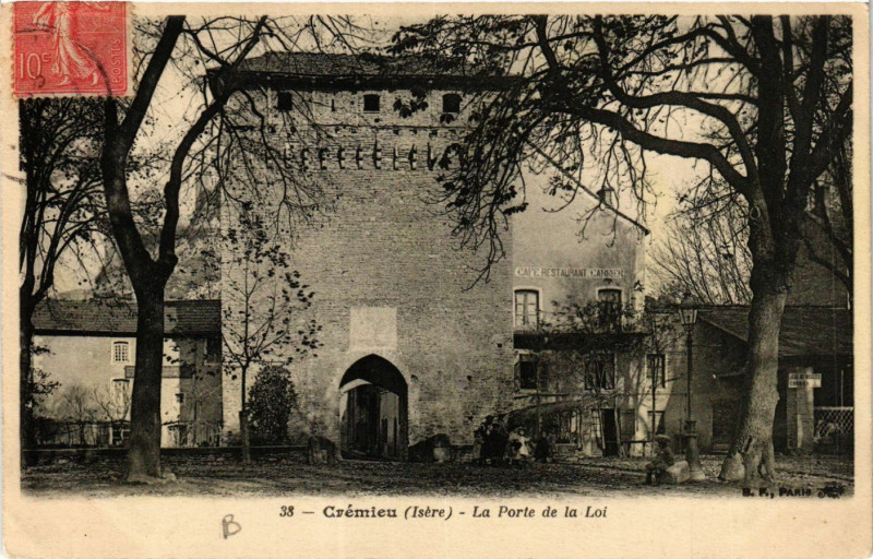 Carte postale ancienne Cremieu - La Porte de la Loi à Crémieu