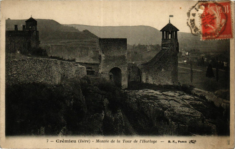 Carte postale ancienne Cremieu - Montée de la Tour de l'Horloge à Crémieu
