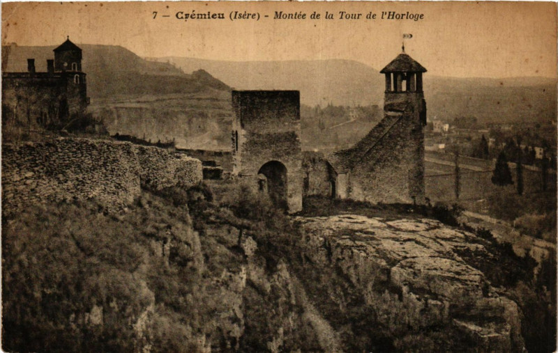 Carte postale ancienne Cremieu - Montée de la Tour de l'Horloge à Crémieu