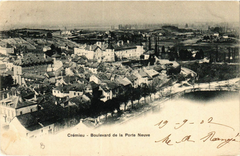 Carte postale ancienne Cremieu - Boulevard de la Porte Neuve à Crémieu