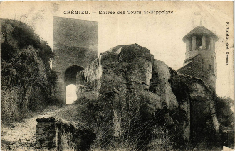 Carte postale ancienne Cremieu - Entrée des Tours St-Hippolyte à Crémieu
