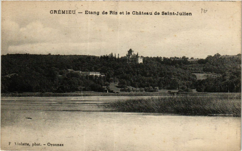 Carte postale ancienne Cremieu - Etang de Riz et le Chateau de St-Julien à Crémieu