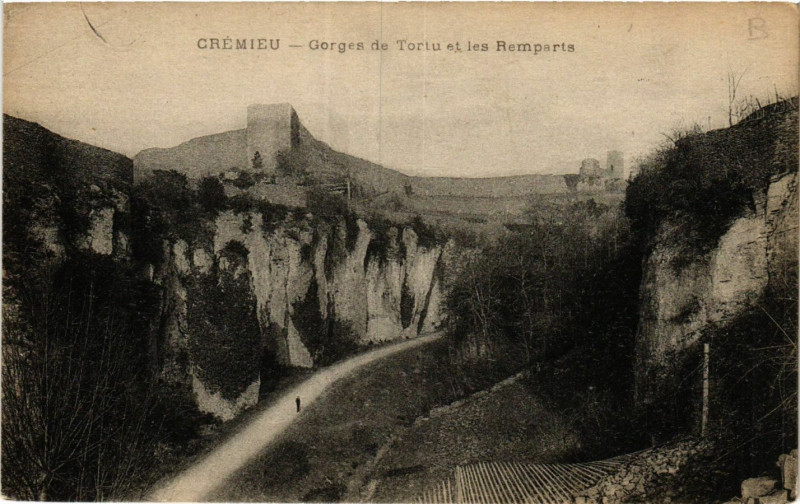 Carte postale ancienne Cremieu - Gorges de Tortu et les Remaparts à Crémieu