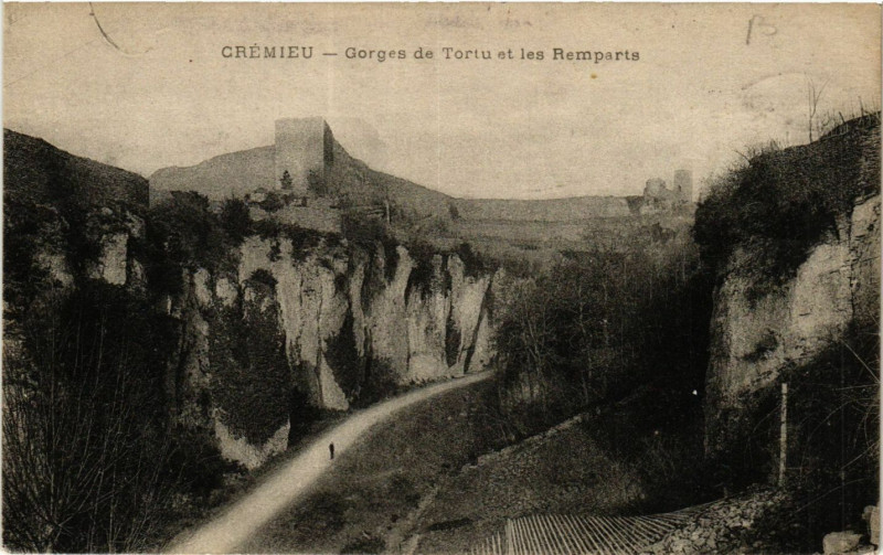 Carte postale ancienne Cremieu - Gorges de Tortu et les Remparts à Crémieu