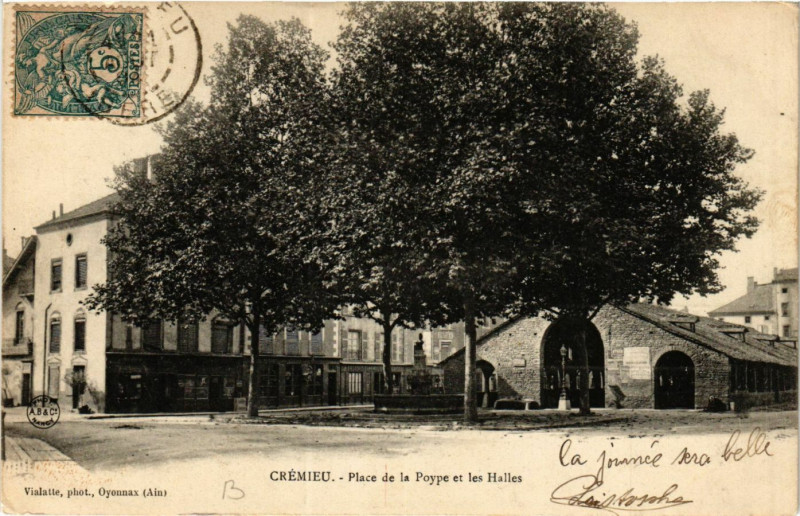 Carte postale ancienne Cremieu - Place de la Poype et les Halles à Crémieu