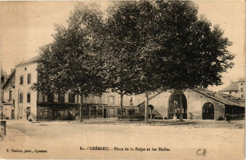 Carte postale ancienne Cremieu - Place dela Poipe et les Halles à Crémieu