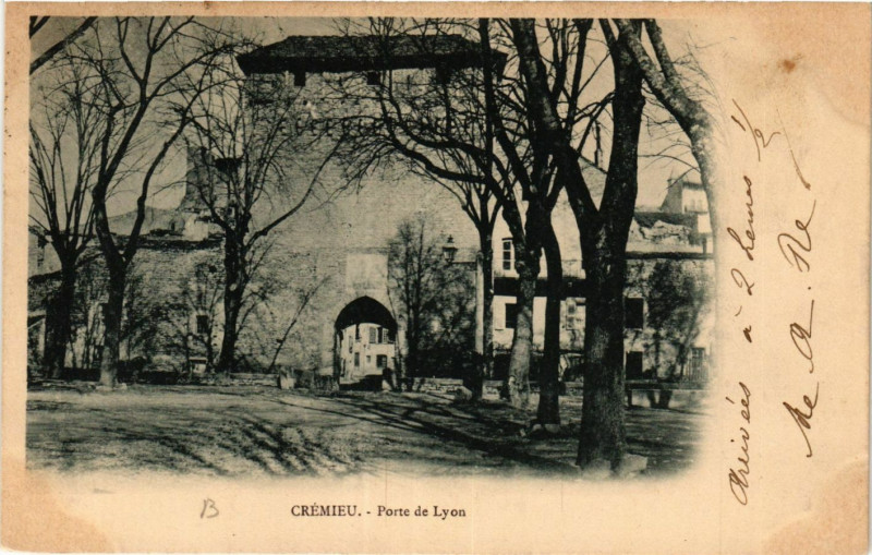 Carte postale ancienne Cremieu - Porte de Lyon à Crémieu