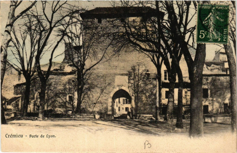 Carte postale ancienne Cremieu - Porte de Lyon à Crémieu