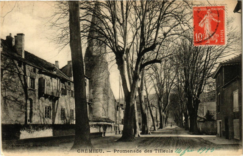 Carte postale ancienne Cremieu - Promenade des Tilleuls à Crémieu