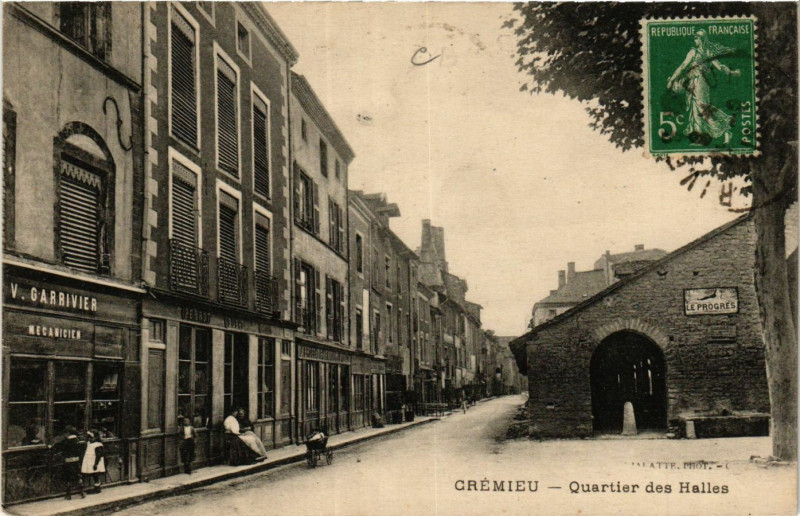 Carte postale ancienne Cremieu - Quartier des Halles à Crémieu