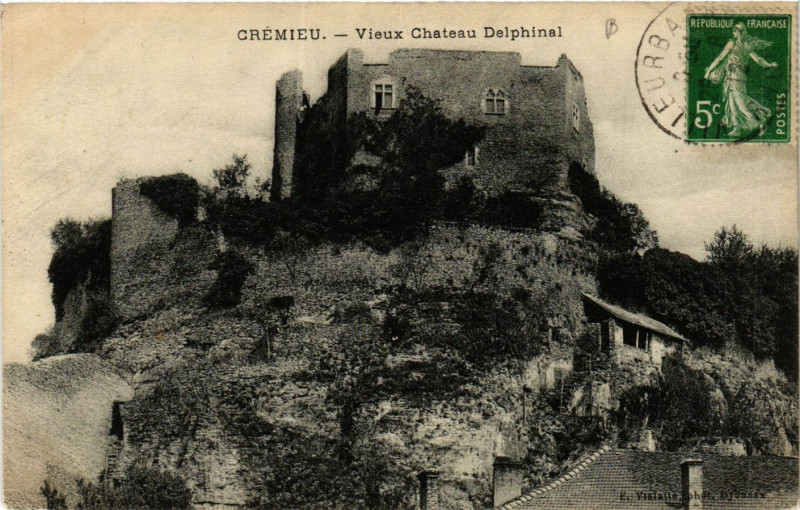 Carte postale ancienne Cremieu - Vieux Chateau Delphinal à Crémieu