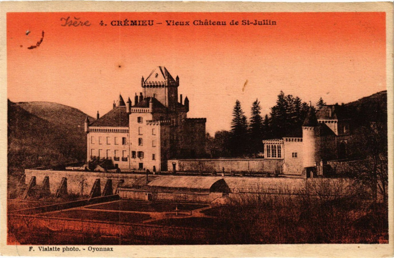 Carte postale ancienne Cremieu - Vieux Chateau de St-Jullin à Crémieu