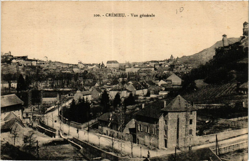 Carte postale ancienne Cremieu - Vue générale à Crémieu