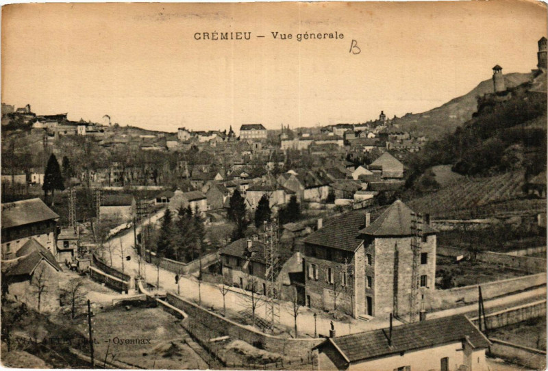 Carte postale ancienne Cremieu - Vue générale à Crémieu