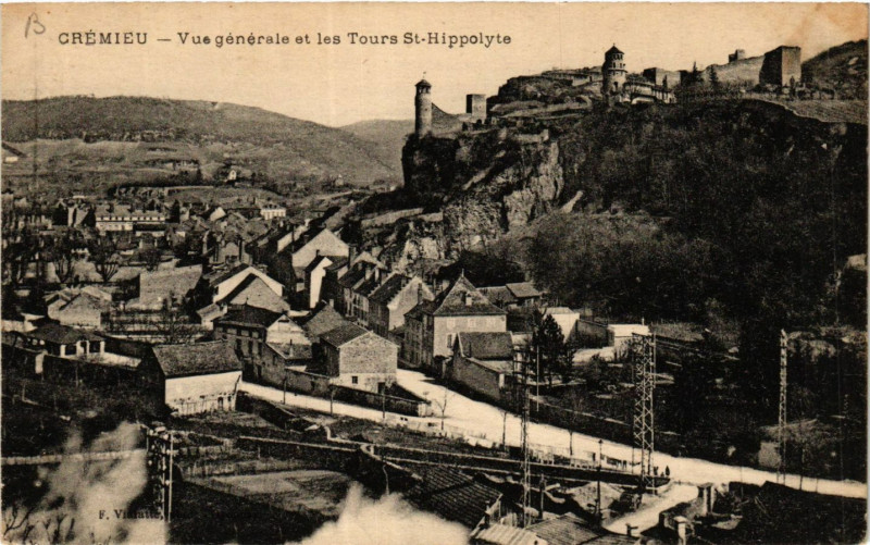 Carte postale ancienne Cremieu - Vue générale et es Tours St-Hippolyte à Crémieu